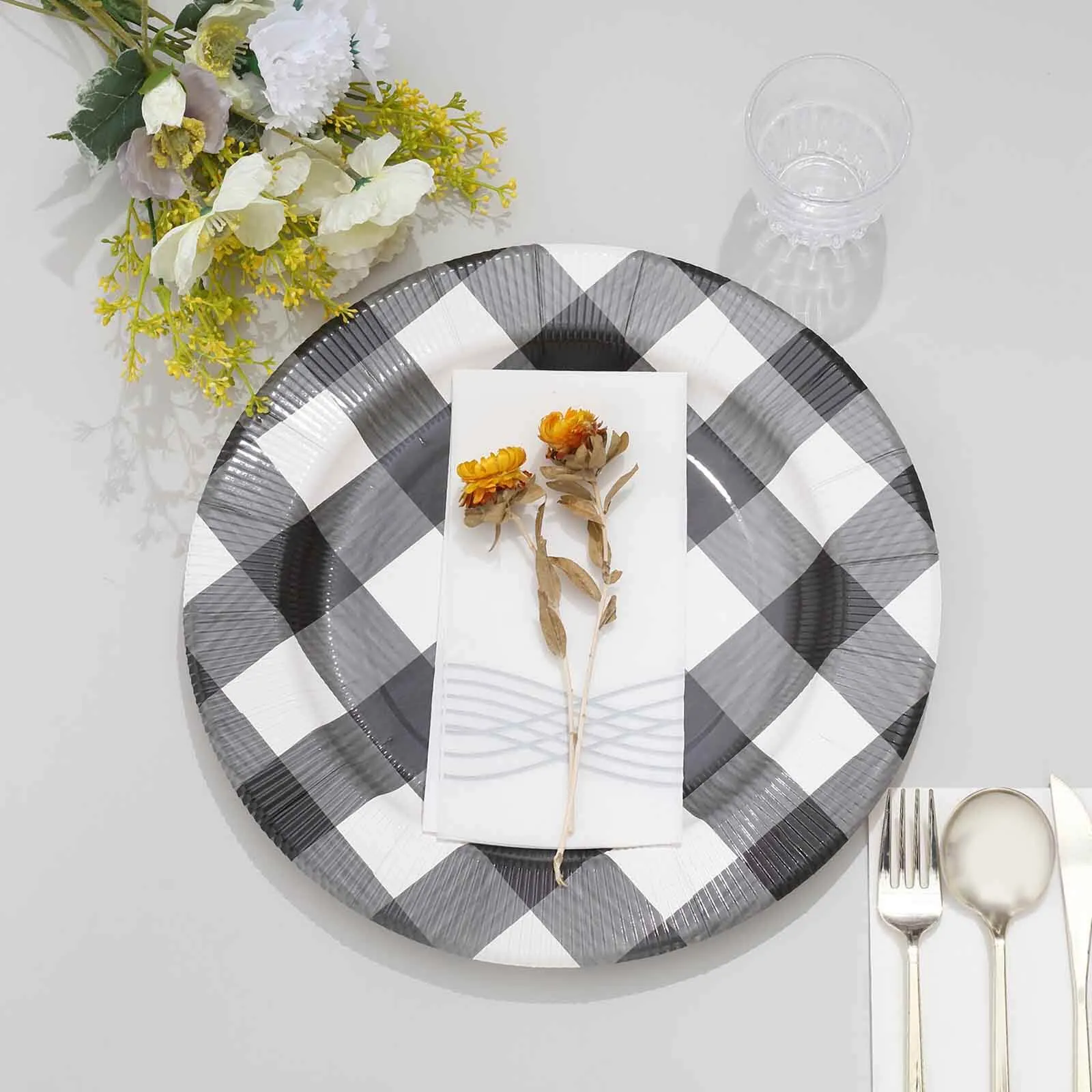 10 Pack Black / White Buffalo Plaid Disposable Serving Trays, Round Checkered Sunray Cardboard Charger Plates 350 GSM 13"